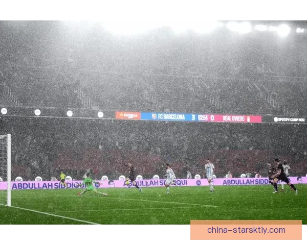 暴雨倾泻诺坎普记者伞下坚守